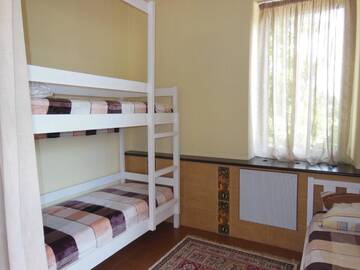 Односпальная кровать в общем номере для мужчин и женщин в  Хостел Эдельвейс